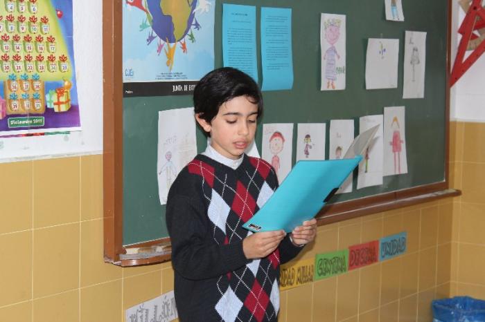 El niño Marco Navarro, de Hoyos, gana el concurso de relatos de Inmigración del Consejo de la Juventud
