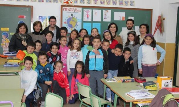 El niño Marco Navarro, de Hoyos, gana el concurso de relatos de Inmigración del Consejo de la Juventud