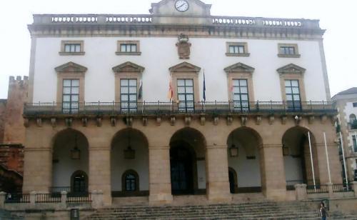 El Ayuntamiento de Cáceres recibe el ingreso del canon del agua que destinará al abono de deudas pendientes