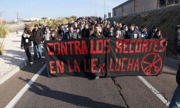 Unas doscientas personas se concentran para protestar por los recortes en la Universidad de Extremadura