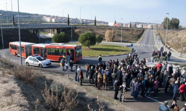 Unas doscientas personas se concentran para protestar por los recortes en la Universidad de Extremadura