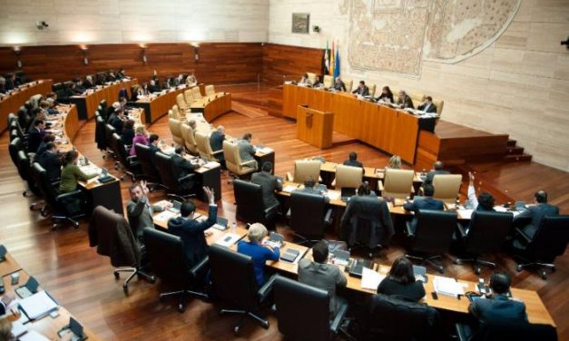 El Pleno de la Asamblea aprueba el primer presupuesto del Gobierno del PP en Extremadura