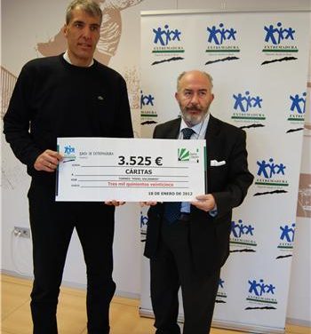 La Dirección General de Deportes entrega a Cáritas 3.525 euros obtenidos del I Torneo de Pádel Solidario