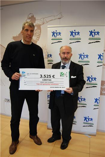 La Dirección General de Deportes entrega a Cáritas 3.525 euros obtenidos del I Torneo de Pádel Solidario