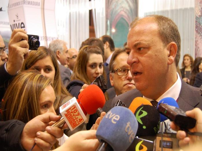 El presidente del Gobierno extremeño, José Antonio Monago, suscribe su compromiso con el AVE