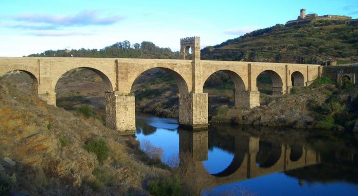 Alcántara reitera la necesidad de construir un nuevo puente que cierre al tráfico el milenario Puente Romano