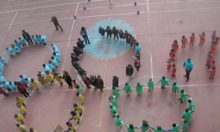 El colegio Virgen de Argeme de Coria celebra la llegada de la antorcha olímpica y el día escolar de la paz