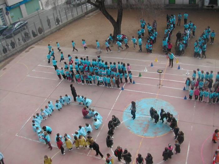 El colegio Virgen de Argeme de Coria celebra la llegada de la antorcha olímpica y el día escolar de la paz