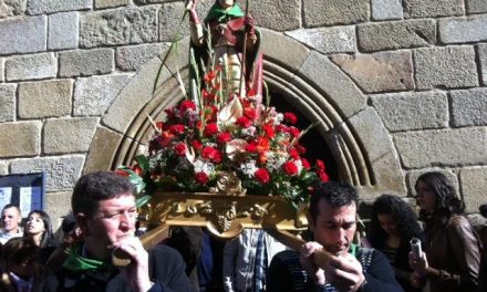 Cientos de devotos, jinetes y escopeteros acompañan en procesión a San Blas en una jornada festiva en Moraleja
