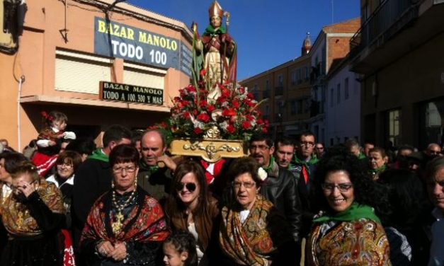 Cientos de devotos, jinetes y escopeteros acompañan en procesión a San Blas en una jornada festiva en Moraleja