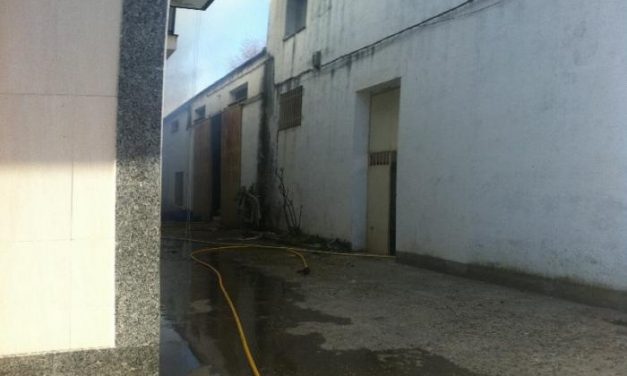 Un incendio en un almacén privado de Moraleja afecta a una vivienda y ocasiona daños materiales