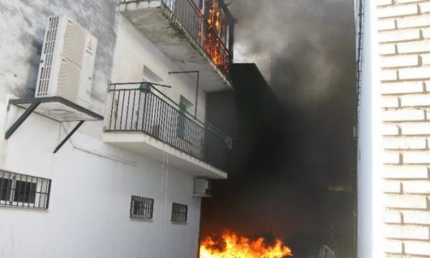 Un incendio en un almacén privado de Moraleja afecta a una vivienda y ocasiona daños materiales