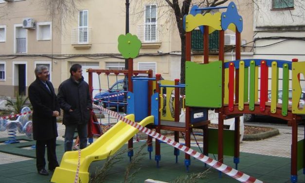 El Ayuntamiento de Coria instala dos nuevos parques infantiles en los aledaños de la casa de cultura