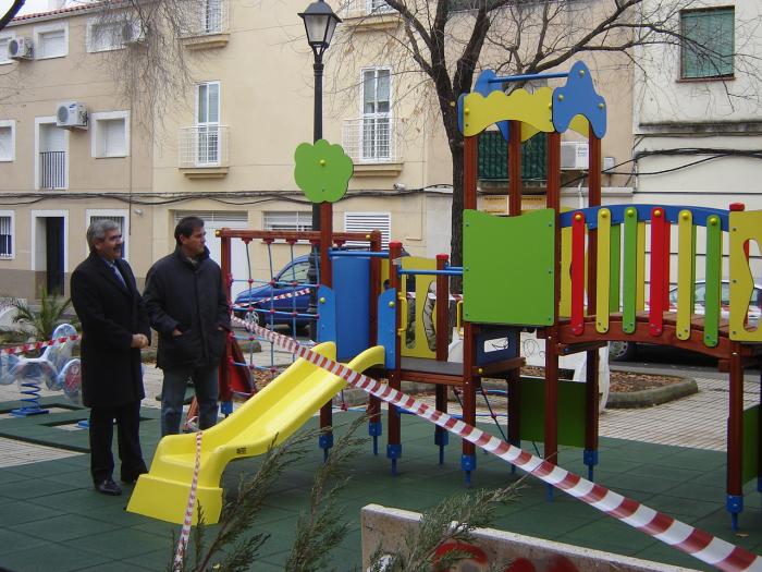El Ayuntamiento de Coria instala dos nuevos parques infantiles en los aledaños de la casa de cultura