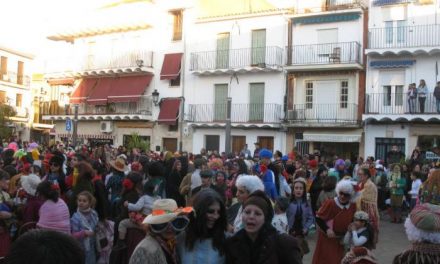 El desfile de «Zarrios» congrega a decenas de personas en la plaza de los Toros de Moraleja