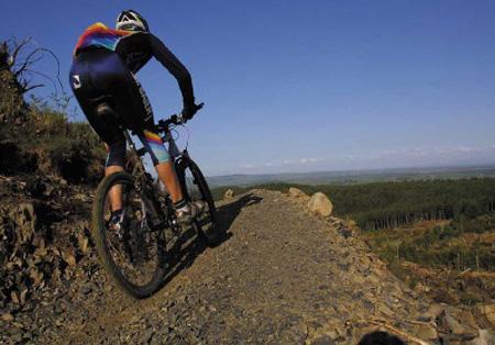 El colectivo Xálima de bici todoterreno prepara para los próximos meses once rutas por  Sierra de Gata