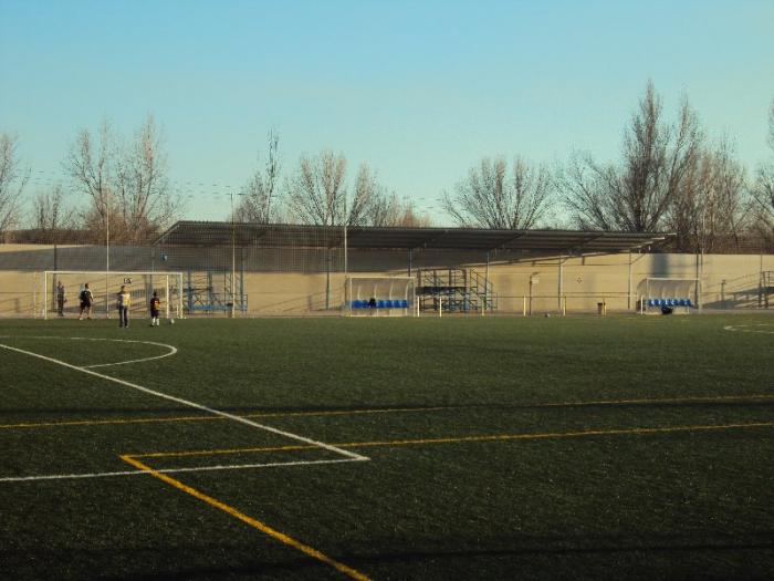 El campo de fútbol de Coria ya cuenta con una marquesina para los usuarios de esta instalación deportiva