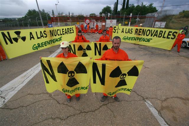 Absueltos los 18 activistas de Greenpeace que se encadenaron en la Central Nuclear de Almaraz