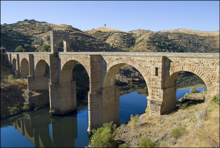 El Gobierno regional y el consistorio de Alcántara negocian con Iberdrola abrir al tráfico el puente de la presa