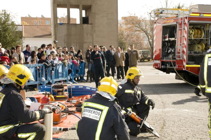 Los bomberos del SEPEI de Cáceres celebran la festividad de su patrón con un triple simulacro de incendios