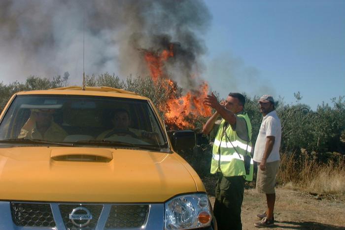 Efectivos del Infoex trabajan para controlar los incendios forestales declarados en Gata y el Valle del Jerte