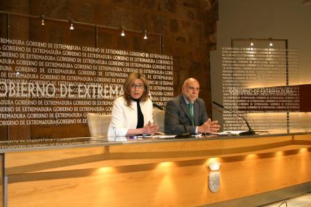 Extremadura estudia interponer un recurso de inconstitucionalidad sobre las primas a las renovables