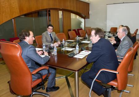 Juan Parejo se entrevista con los responsables de la Asociación Extremeña de Fundaciones