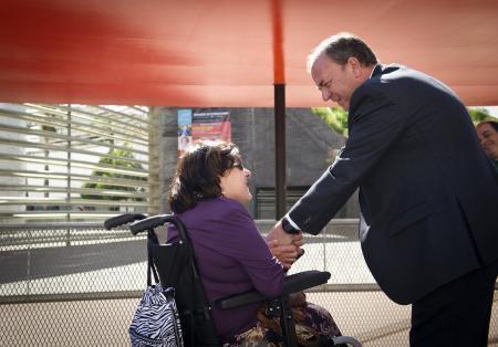 Monago anuncia que a partir de 2012 se reservará un 10% de las ofertas de empleo público a los discapacitados