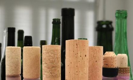 El sector corchero español y portugués se unen para mejorar la cuota de mercado en la industria del vino