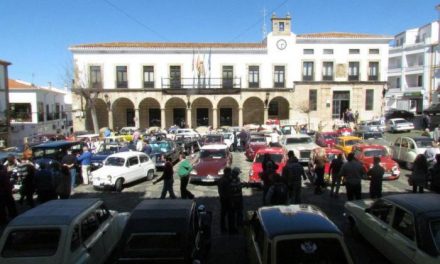 Más de setenta coches antiguos participan en la ruta de vehículos clásicos por La Raya