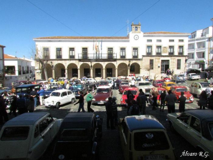 Más de setenta coches antiguos participan en la ruta de vehículos clásicos por La Raya