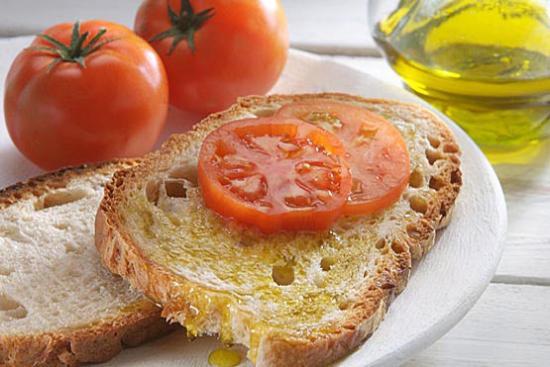 El IES Jálama organiza un desayuno saludable con fruta y aceite de oliva virgen extra de La Peraliega