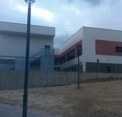 El Ayuntamiento de Coria abre al tráfico el entorno del centro de salud tras la instalación de la iluminación