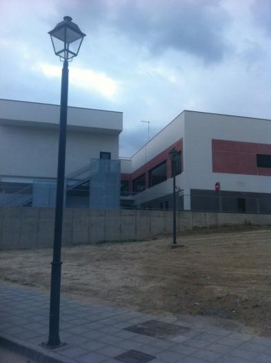 El Ayuntamiento de Coria abre al tráfico el entorno del centro de salud tras la instalación de la iluminación