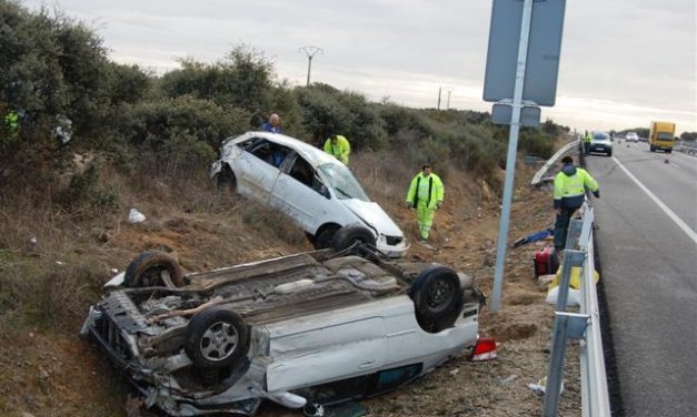 Tres personas resultan heridas graves y una leve en un accidente de tráfico por adelantamiento en Trujillo