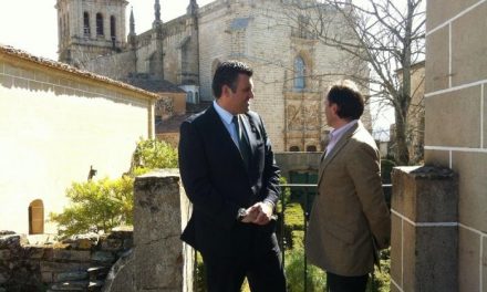 León y Ballestero abordan la incorporación del Palacio de los Duques de Alba al patrimonio de Coria