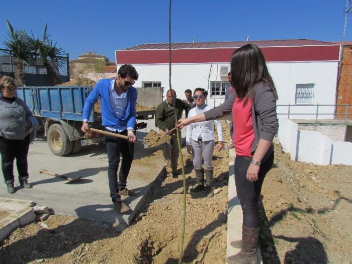 Escolares, voluntarios y alumnos del taller Massfuturo participan en Salorino en el I Día del Árbol