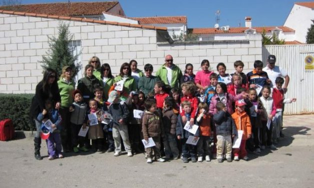 Escolares, voluntarios y alumnos del taller Massfuturo participan en Salorino en el I Día del Árbol