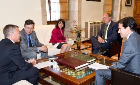 Monago y la presidenta de Simenes abordan el desarrollo energético e industrial de Extremadura