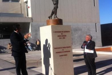 El alcalde de Coria acompaña al artista cauriense Machaco en la inauguración de una escultura en Castelo Branco