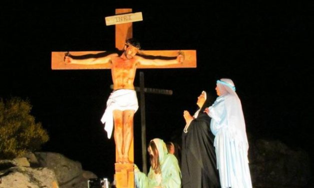 Cientos de personas contemplan la escenificación de la Pasión de Cristo en San Pedro de los Majarretes