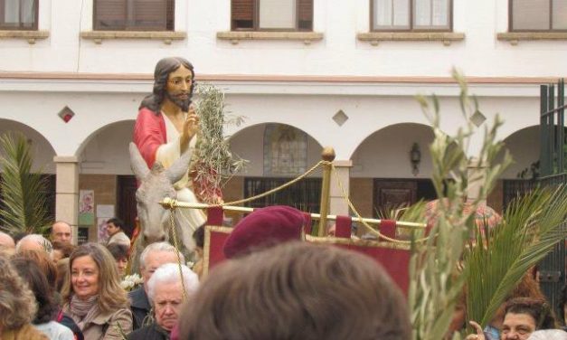 Los vecinos de Valencia de Alcántara se vuelcan con la Semana Santa a pesar de la lluvia
