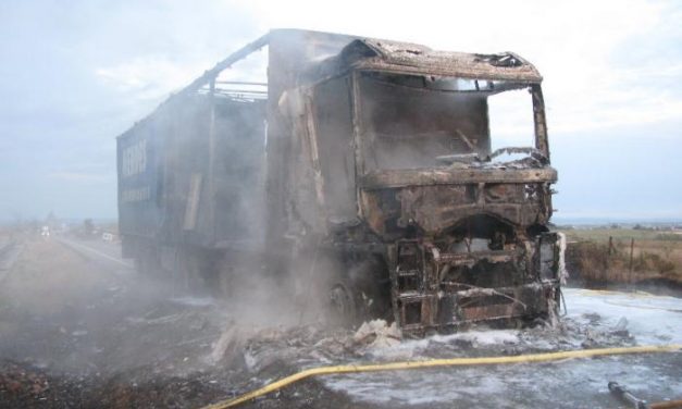 Un fallo mecánico origina un incendio y calcina un camión portugués cuando circulaba por Moraleja