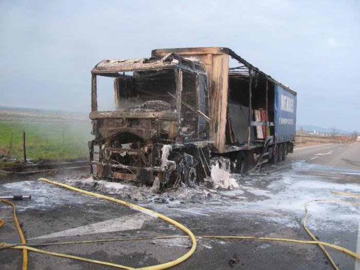Un fallo mecánico origina un incendio y calcina un camión portugués cuando circulaba por Moraleja