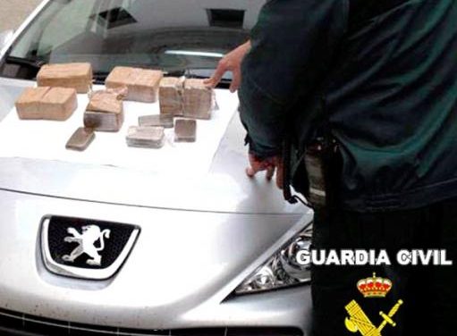 La Guardia Civil detiene a dos individuos con 5 kilos de droga tras ser detectados por exceso de velocidad