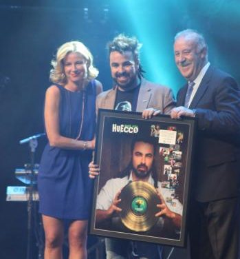 El cantante de origen extremeño Huecco recibe el Disco de Oro de manos de Vicente del Bosque