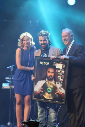 El cantante de origen extremeño Huecco recibe el Disco de Oro de manos de Vicente del Bosque