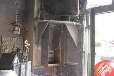 El incendio originado por un cortocircuito en un televisor ocasiona daños materiales en un bar de Moraleja