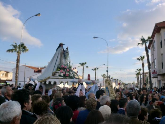 Moraleja inicia las fiestas en honor a la Virgen de la Vega con el traslado de la patrona de la ermita a la localidad