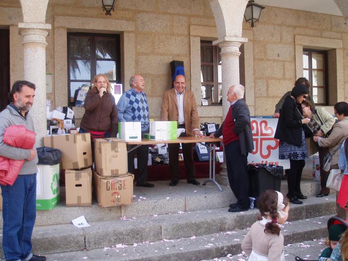 Cáritas y Cruz Roja organizan una tómbola solidaria en Coria con la que consiguen recaudar unos 1.700 euros